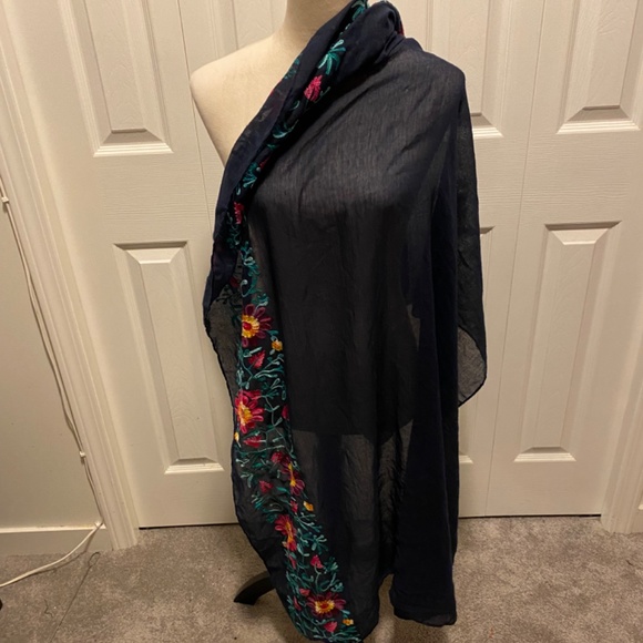 Women’s embroidered scarf - Picture 5 of 5